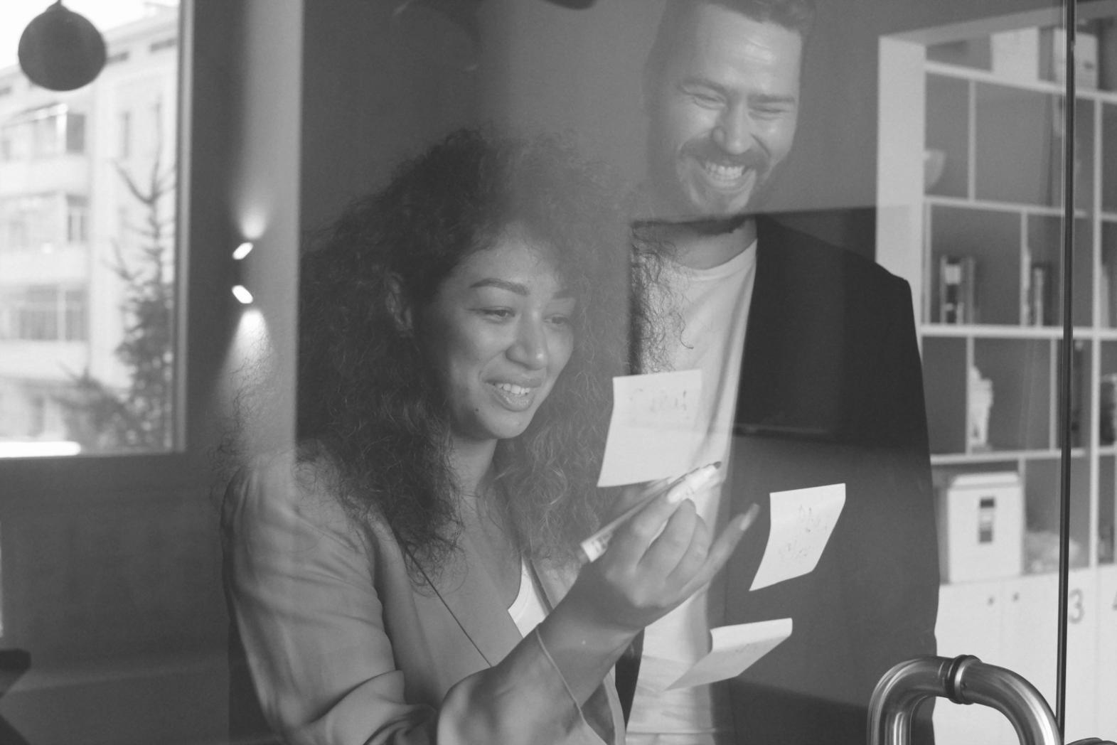 Modernes Büro mit Arbeitsplätzen und freundlicher Atmosphäre