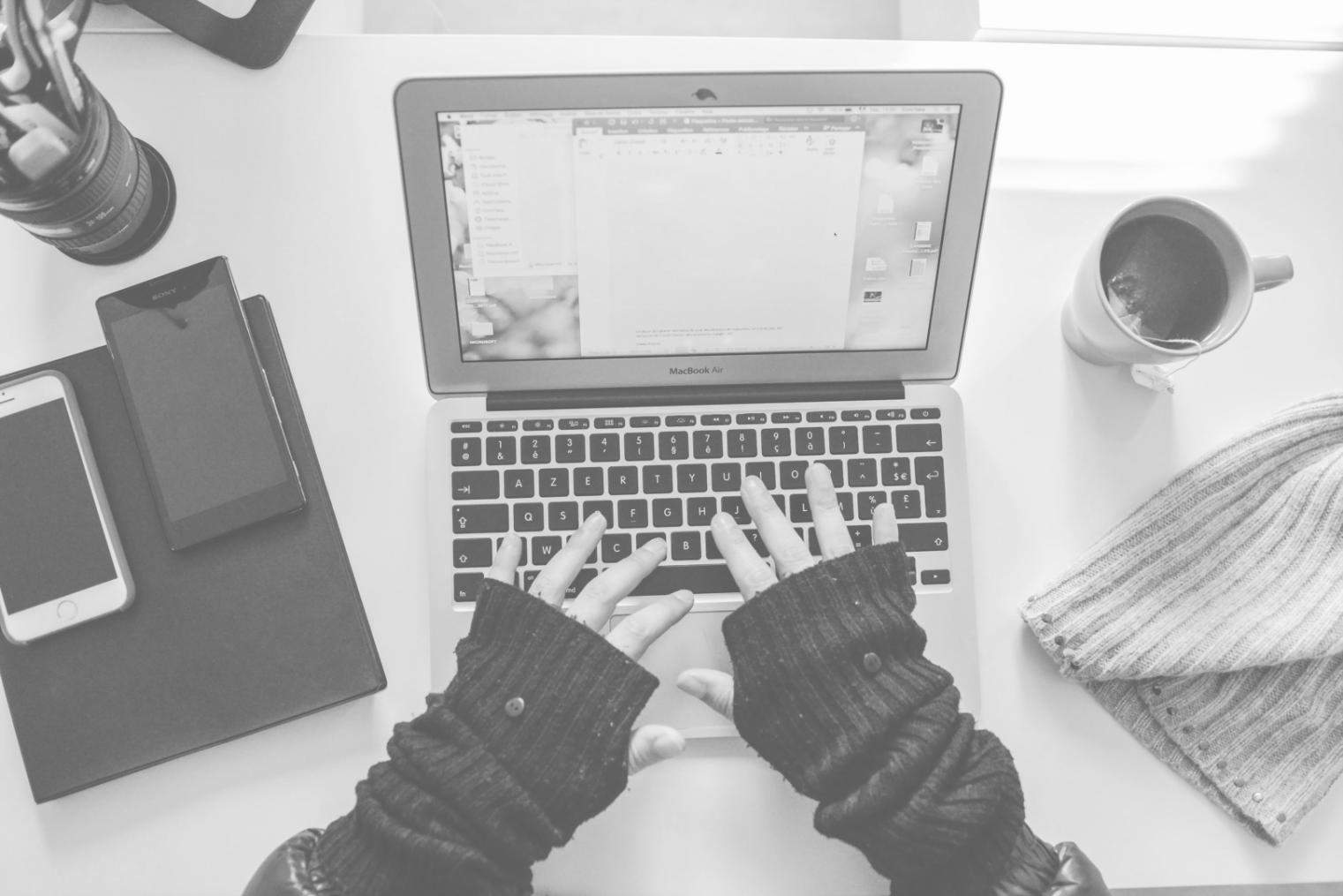 Team bei der Beratung mit echten Versicherungsunterlagen in unserem Hamburger Büro